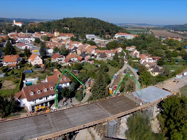 Betonáž mostu, silnice I/43, Černá Hora – dron